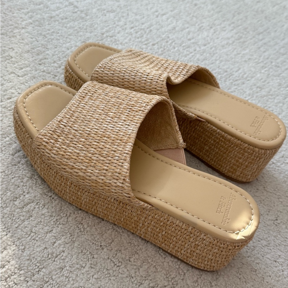 Abercrombie & Fitch Raffia Tan Woven Platform Slide Sandals size 7.5